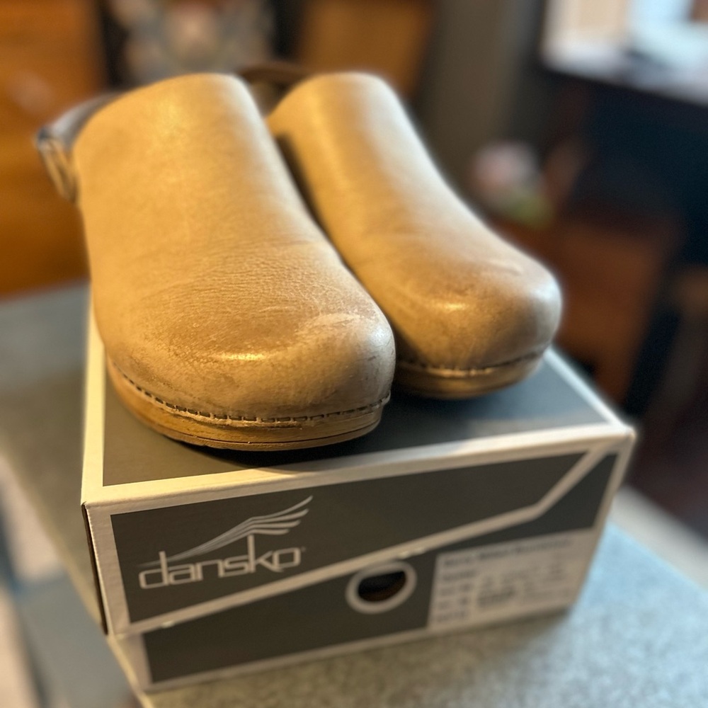 Dansko Berry Milled Burnished Oyster Size 39 EUC in box
